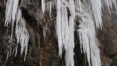 Batı Ukrayna 'daki Kamianets-Podilskyi şehrinde donmuş şelale