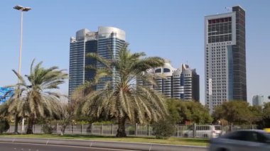 Abu Dabi 'deki Corniche yolu, Birleşik Arap Emirlikleri' nin başkenti. Abu-Dabi - Dubai 'den sonra Birleşik Arap Emirlikleri' nin en kalabalık ikinci şehri ve Abu Dabi Emirliğinin de başkenti.