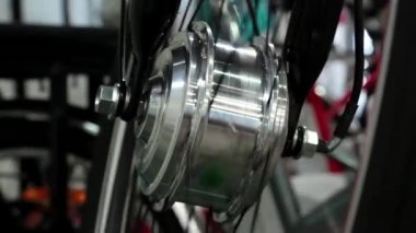 Şehir bisikleti için dönen elektrikli tekerlek. Bisiklet elektrikli tekerleği