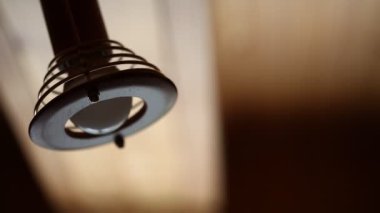 Işığı açıyorum. Tek lambayla avize