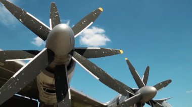 Ukrayna 'nın Kiev kentindeki havacılık müzesinde bulunan eski TU-142 VPMK Bear-F Mod 4 uzun menzilli ASW pervaneli uçağın motorları. Sovyet havacılık endüstrisi sivil ve askeri uçaklar.