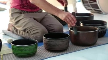 Tibet şarkı kaseleri olan usta sınıfı, Tibet şarkı kaseleri çalan müzik grubu. Tibet şarkı kaseleriyle çalışan bir adam