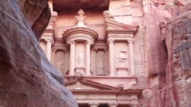 El Hazine veya Hazine - Ürdün 'ün tarihi ve arkeolojik kenti olan antik Petra' nın Yunan dönemindeki Nabatean kaya kesimli tapınağı. Siq 'ten görüntü - uzun dar geçit, Petra' ya giden geçit.