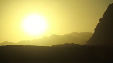 Wadi Rum çölünde gün batımı, Ürdün Haşimi Krallığı. Ürdün 'deki Wadi Rum Çölü' nün muhteşem manzarası, aynı zamanda Ay Vadisi olarak da bilinir. Wadi geleneksel olarak vadiden bahseden bir terimdir.