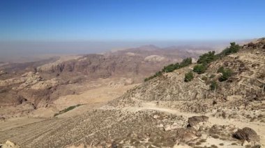Ürdün Haşim Krallığı 'ndaki Wadi Sabra Çölü. Ürdün 'deki taşlı çöl manzarası, polarizasyon filtresi olan kamera merceği.