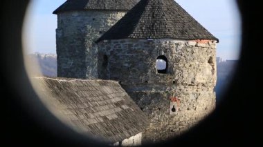 Eski Rutenya-Litvanya şatosu ve daha sonra Ukrayna 'nın tarihi Podolia bölgesinde tarihi Kamianets-Podilskyi kentinde bulunan Polonya kalesi. Diğer kuledeki yuvarlak pencereden iki kuleye bak