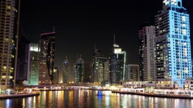 4K Dubai Limanı gece vardiyası, Birleşik Arap Emirlikleri. Dubai Marina - dünyanın en büyük insan yapımı marinası, Basra Körfezi 'nin 3 km' lik kıyı şeridi boyunca oyulmuş bir kanal kentidir.