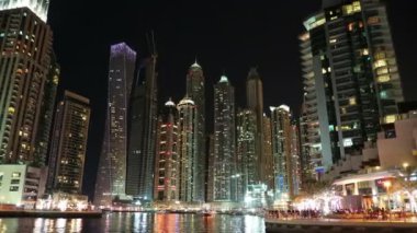 4K Dubai Limanı gece vardiyası, Birleşik Arap Emirlikleri. Dubai Marina - dünyanın en büyük insan yapımı marinası, Basra Körfezi 'nin 3 km' lik kıyı şeridi boyunca oyulmuş bir kanal kentidir.