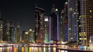 4K Dubai Limanı gece vardiyası, Birleşik Arap Emirlikleri. Dubai Marina - dünyanın en büyük insan yapımı marinası, Basra Körfezi 'nin 3 km' lik kıyı şeridi boyunca oyulmuş bir kanal kentidir.
