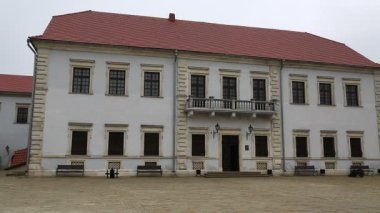 Zbarazh Şatosu, 1626-1631, Ukrayna 'nın tarihi bölgesinde Polonya-Litvanya Bağımsız Devletleri zamanında inşa edilmiş Zbarazh şehrinde güçlendirilmiş bir savunma kalesidir.