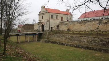 Zbarazh Şatosu, 1626-1631, Ukrayna 'nın tarihi bölgesinde Polonya-Litvanya Bağımsız Devletleri zamanında inşa edilmiş Zbarazh şehrinde güçlendirilmiş bir savunma kalesidir.