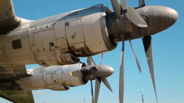 Ukrayna 'nın Kiev kentindeki havacılık müzesinde Zhulyany havaalanı yakınlarında bulunan eski TU-142 VPMK Bear-F Mod 4 Long-Range ASW pervaneli uçağın kanadı. Sovyet havacılık endüstrisi sivil ve askeri uçaklar