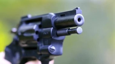 Bir tabancadan beş atış, sesli video.