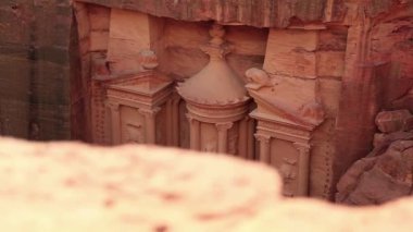 El Hazine veya Hazine 'nin en üst görüşü - Yunanistan' ın antik Petra dönemine ait Nabataealılar tarafından aslında Ürdün 'ün Haşim Krallığı' nın tarihi şehri olan Raqmu olarak bilinen kaya kesimli tapınak.