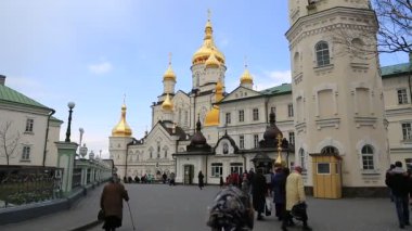 UKRAINE, POCHAYIV, 25 Mart 2017: Batı Ukrayna 'daki Ternopil Oblastı, Pochayiv şehrindeki Kutsal Doruk Lavra' daki insanlar. Batı Ukrayna 'daki en büyük ortodoks kilise kompleksi ve manastırı.