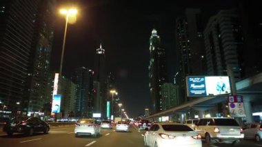 BAE, DUBAI, 1 Şubat 2016: Dubai 'deki Şeyh Zayed yolu boyunca akşam trafiği. Dubai Birleşik Arap Emirlikleri 'nde bir şehir ve emirliktir.