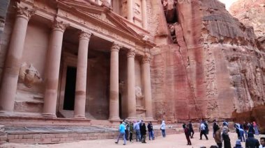 JORDAN, PETRA, 5 Aralık 2016: Ürdün Haşim Krallığı 'nın tarihi ve arkeolojik kenti olan Raqmu olarak bilinen antik Petra' daki El Khazneh veya Hazine yakınları