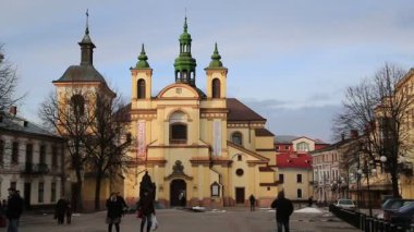 UKRAINE, IVANO-FRANKIVSK, FEBRUARY 23, 2017: Batı Ukrayna 'nın İvano-Frankivsk kentindeki Sheptitskogo Meydanı' nda bir sanat müzesi olan Kutsal Bakire Meryem Kilisesi yakınları