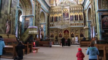 UKRAINE, IVANO-FRANKIVSK, 23 Şubat 2017: İvano-Frankivsk şehrinin batısındaki Kutsal Diriliş Yunan Katolik Katedrali içindeki insanlar