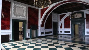 UKRAINE, ZBARAZH, 25 Mart 2017: Zbarazh Kalesi içindeki Hall, 1631, Galiçya 'nın tarihi bölgesinde Polonya-Litvanya Bağımsız Devletleri zamanında inşa edilmiş güçlendirilmiş bir savunma kalesidir.