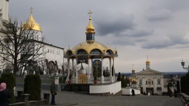 UKRAINE, POCHAYIV, 25 Mart 2017: Batı Ukrayna 'daki Ternopil Oblastı, Pochayiv şehrindeki Kutsal Doruk Lavra' daki insanlar. Batı Ukrayna 'daki en büyük ortodoks kilise kompleksi ve manastırı.