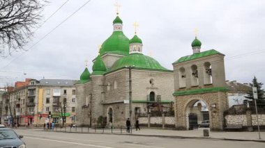 UKRAINE, TERNOPIL, 24 Mart 2017: Ternopil 'deki İsa' nın Doğumu Kilisesi 'ne yakın insanlar - Batı Ukrayna' da şehir, Seret nehrinin kıyısında, Galiçya ve Podolia 'nın tarihi bölgelerinde yer alan