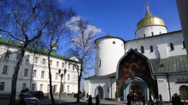 UKRAINE, POCHAYIV, 25 Mart 2017: Batı Ukrayna 'daki Ternopil Oblastı, Pochayiv şehrindeki Kutsal Doruk Lavra' daki insanlar. Batı Ukrayna 'daki en büyük ortodoks kilise kompleksi ve manastırı.