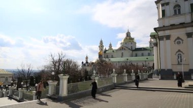 UKRAINE, POCHAYIV, 25 Mart 2017: Batı Ukrayna 'daki Ternopil Oblastı, Pochayiv şehrindeki Kutsal Doruk Lavra' daki insanlar. Batı Ukrayna 'daki en büyük ortodoks kilise kompleksi ve manastırı.