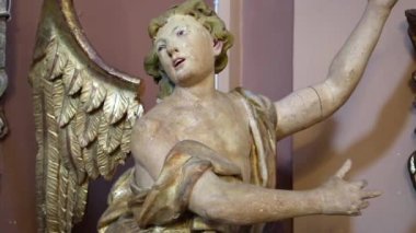 UKRAINE, IVANO-FRANKIVSK, 23 Şubat 2017: Ukrayna 'nın batısındaki İvano-Frankivsk kentinde Kutsal Bakire Meryem Kilisesi' nin içindeki sanat müzesinde Melek Heykeli