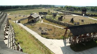 UKRAINE, KIEV REGION, KOPACHIV VILLAGE, AĞUSTOS 14, 2016: Kopachiv köyündeki Kyivan Rus parkı, antik Kiev 'in tarihi yeniden inşası, ahşap kaleden manzara