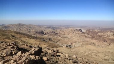 Ürdün Haşim Krallığı 'ndaki Wadi Sabra çölünün güzel manzarası. Ürdün 'deki taşlı çöl manzarası, polarizasyon filtresi olan kamera merceği.