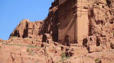 Petra 'daki Uneishu Mezarı - Ürdün Haşim Krallığı' nın antik tarihi ve arkeolojik kaya kesimi şehri. UNESCO dünya mirası sahası