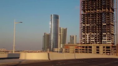 Abu Dabi, Birleşik Arap Emirlikleri 'ndeki Al Reem Adası' ndaki Işıklar Şehri. Abu Dabi - Dubai 'den sonra Birleşik Arap Emirlikleri' nin başkenti ve başkenti Abu Dabi Emirliği 'nin ikinci büyük şehri.