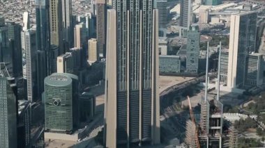 Dubai 'deki finans merkezinin görüntüsü, Birleşik Arap Emirlikleri. Dubai 'deki Burj Halife gökdeleninin 124. katından, şu anda dünyanın en yüksek yapısına sahip. Burç Halife 'de.