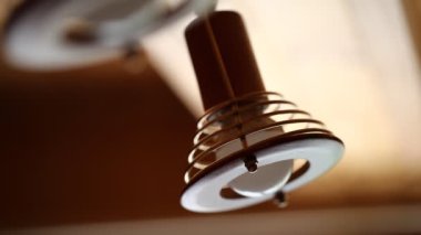 Işığı açıyorum. İki lambalı avize.