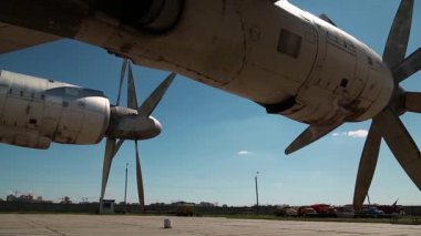 Ukrayna 'nın Kiev kentindeki havacılık müzesinde bulunan eski TU-142 VPMK Bear-F Mod 4 uzun menzilli ASW pervaneli uçağın motorları. Sovyet havacılık endüstrisi sivil ve askeri uçaklar.