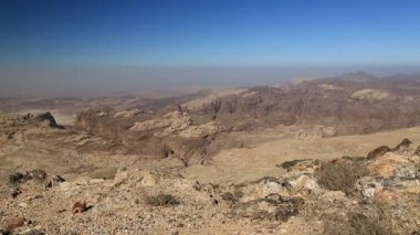 Ürdün Haşim Krallığı 'ndaki Wadi Sabra çölünün güzel manzarası. Ürdün 'deki taşlı çöl manzarası, polarizasyon filtresi olan kamera merceği.