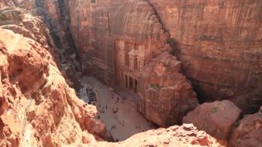 El Hazine veya Hazine 'nin en üst görüşü - Yunanistan' ın antik Petra dönemine ait Nabataealılar tarafından aslında Ürdün 'ün Haşim Krallığı' nın tarihi şehri olan Raqmu olarak bilinen kaya kesimli tapınak.