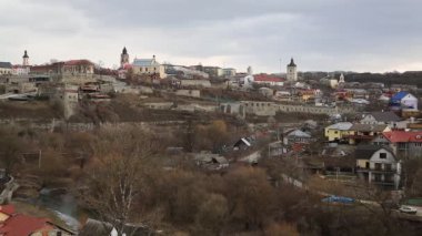 Batı Ukrayna 'nın tarihi Podolia bölgesinde yer alan Kamianets-Podilskyi şehri Panoraması
