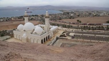 Akabe şehri ve Ürdün Haşim Krallığı 'ndaki Akabe körfezi ve İsrail' in Eilat kenti uzak mesafede. Ürdün 'ün Akabe şehrindeki dağdan görünüşü. Bir video klipte iki şehir ve iki ülke