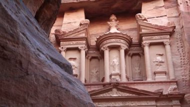 El Hazine veya Hazine - Ürdün 'ün tarihi ve arkeolojik kenti olan antik Petra' nın Yunan dönemindeki Nabatean kaya kesimli tapınağı. Siq 'ten görüntü - uzun dar geçit, Petra' ya giden geçit.