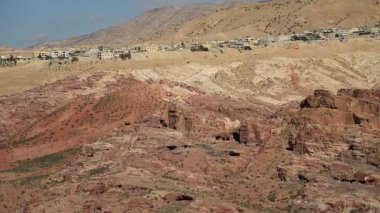 Nabatean 'da antik Petra' nın Helenistik dönemindeki eski taş kesimli tapınaklarının en üst görüntüsü, aslında Nabataealılar tarafından Raqmu olarak biliniyor - Ürdün Haşim Krallığı 'nın tarihi şehri.