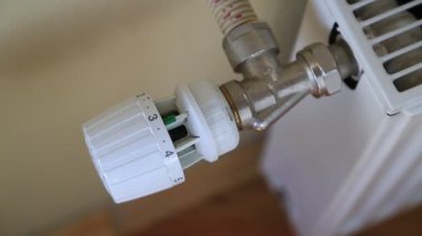 Isı kontrollü merkezi ısıtıcı. Isı regülatörlü ısıtma pili. Ev ısıtma sistemi
