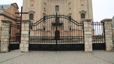 Kurtarıcı Kilisesi, 1600, ve bu Bernardine Manastırı, 1627, Zbarazh şehrinde, Ternopil oblast veya vilayetinde, batı Ukrayna 'nın tarihi bölgesinde yer alıyor.