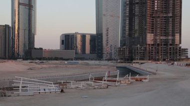 Abu Dabi, Birleşik Arap Emirlikleri 'ndeki Al Reem Adası' ndaki Işıklar Şehri. Abu Dabi - Dubai 'den sonra Birleşik Arap Emirlikleri' nin başkenti ve başkenti Abu Dabi Emirliği 'nin ikinci büyük şehri.