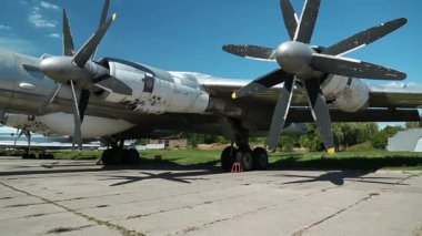 Ukrayna 'nın Kiev kentindeki havacılık müzesinde Zhulyany havaalanı yakınlarında bulunan eski TU-142 VPMK Bear-F Mod 4 Long-Range ASW pervaneli uçağın kanadı. Sovyet havacılık endüstrisi sivil ve askeri uçaklar