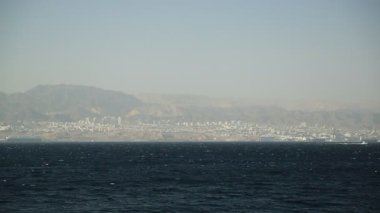 İsrail, Kızıldeniz, Akabe Körfezi 'ndeki Eilat şehri panoraması. Ürdün Haşim Krallığının Akabe şehrinden görüntü