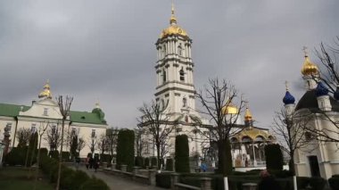 UKRAINE, POCHAYIV, 25 Mart 2017: Batı Ukrayna 'daki Ternopil Oblastı, Pochayiv şehrindeki Kutsal Doruk Lavra' daki insanlar. Batı Ukrayna 'daki en büyük ortodoks kilise kompleksi ve manastırı.