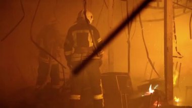 UKRAINE, KIEV, 5 Nisan 2017: yanan binanın içindeki itfaiye ekibi. İçerideki cesur itfaiyeciler yangın söndürüyorlar. Ev yangınla yıkıldı.