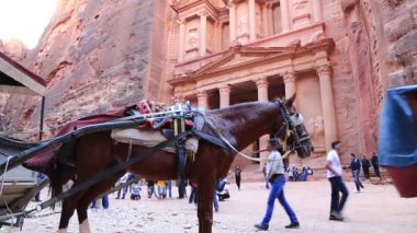 JORDAN, PETRA, 5 Aralık 2016: Ürdün Haşim Krallığı 'nın tarihi ve arkeolojik kenti olan Raqmu olarak bilinen El Khazneh yakınlarındaki at ve insanlar veya Petra' daki Hazine